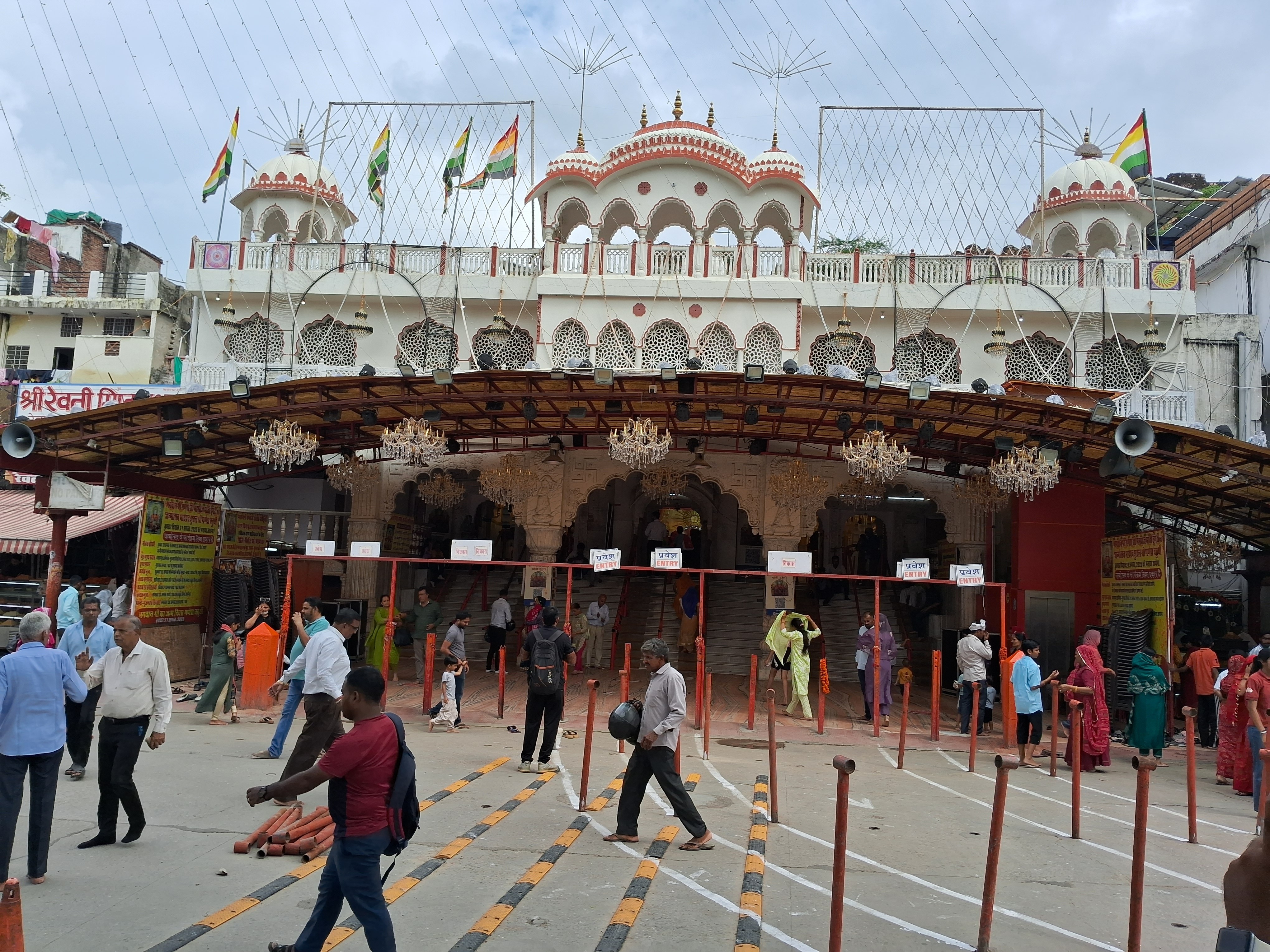 मंदिर परिसर पर लाइंटिंग की गई है। साथ ही गणेश जन्मोत्सव पर बेरिकेडिंग की जा रही है ताकि श्रद्धालु कतारबद्ध तरीके से भगवान गणेश के दर्शन कर सके।