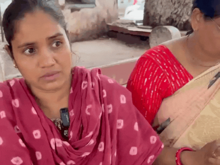 अपनी साथी राजेश्वरी दुबे के साथ अश्वनी सोनवानी। सभी इसी उम्मीद में बैठे है कि सब ठीक हो जाएगा।
