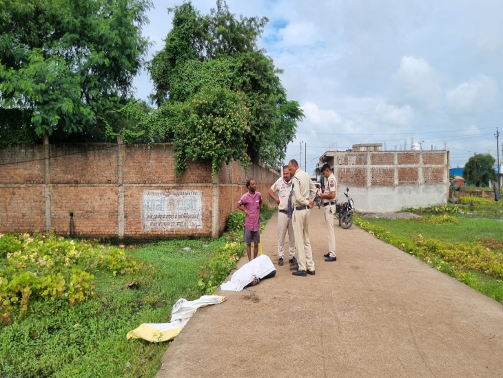 रायपुर पुलिस के अनुसार युवक की हत्या के बाद लाश को बोरी में छिपाया गया।