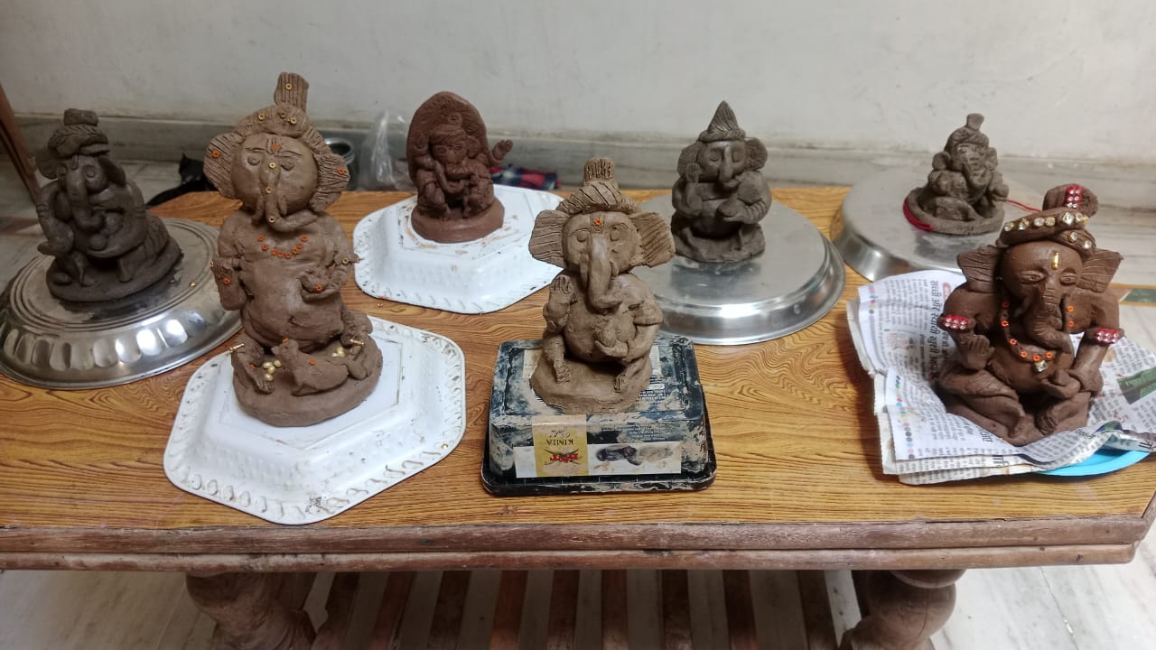 केलवा महिलाओं द्वारा मिट्टी से तैयार की गई गणपति की प्रतिमाए।