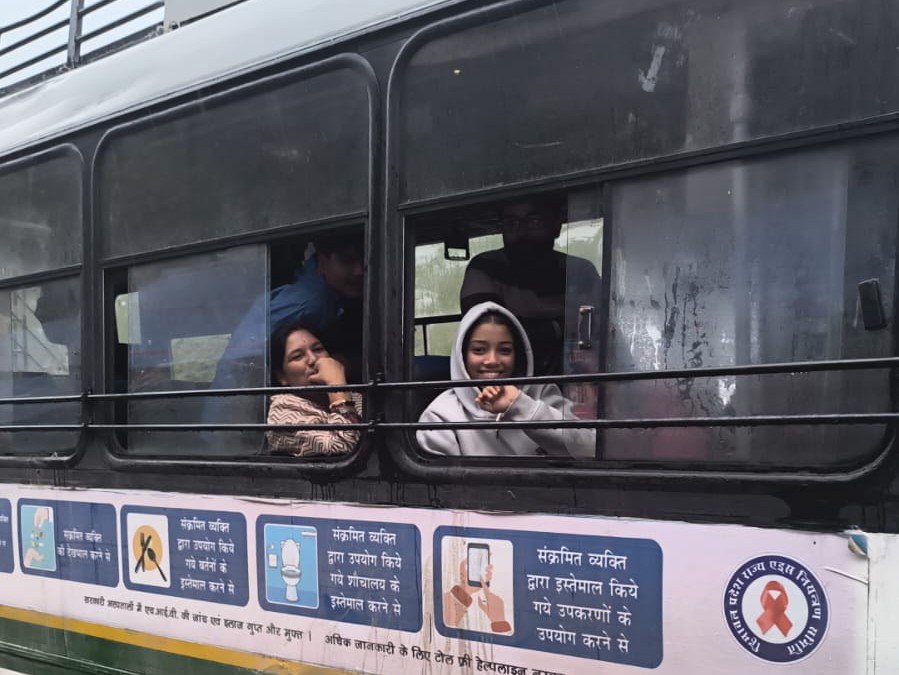 रविवार दोपहर से वहां फंसे श्रद्धालु