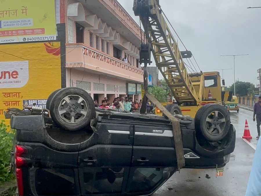 मौके पर पहुंची पुलिस ने स्कॉर्पियो को क्रेन से सड़क से किनारे कराया।