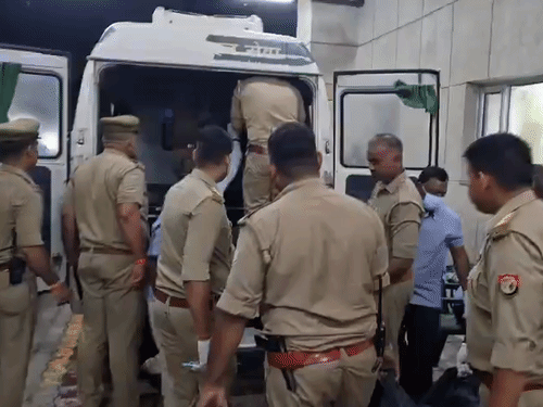 The injured have been sent to Aligarh Medical College, Bulandshahr District Hospital.