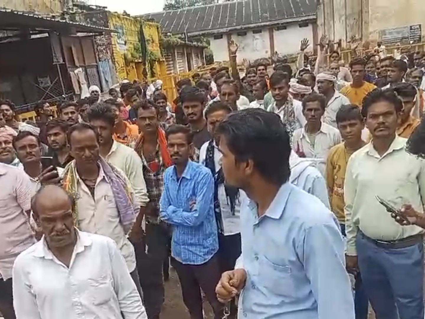 किसानों ने सागर नाका पर किया सड़क जाम।