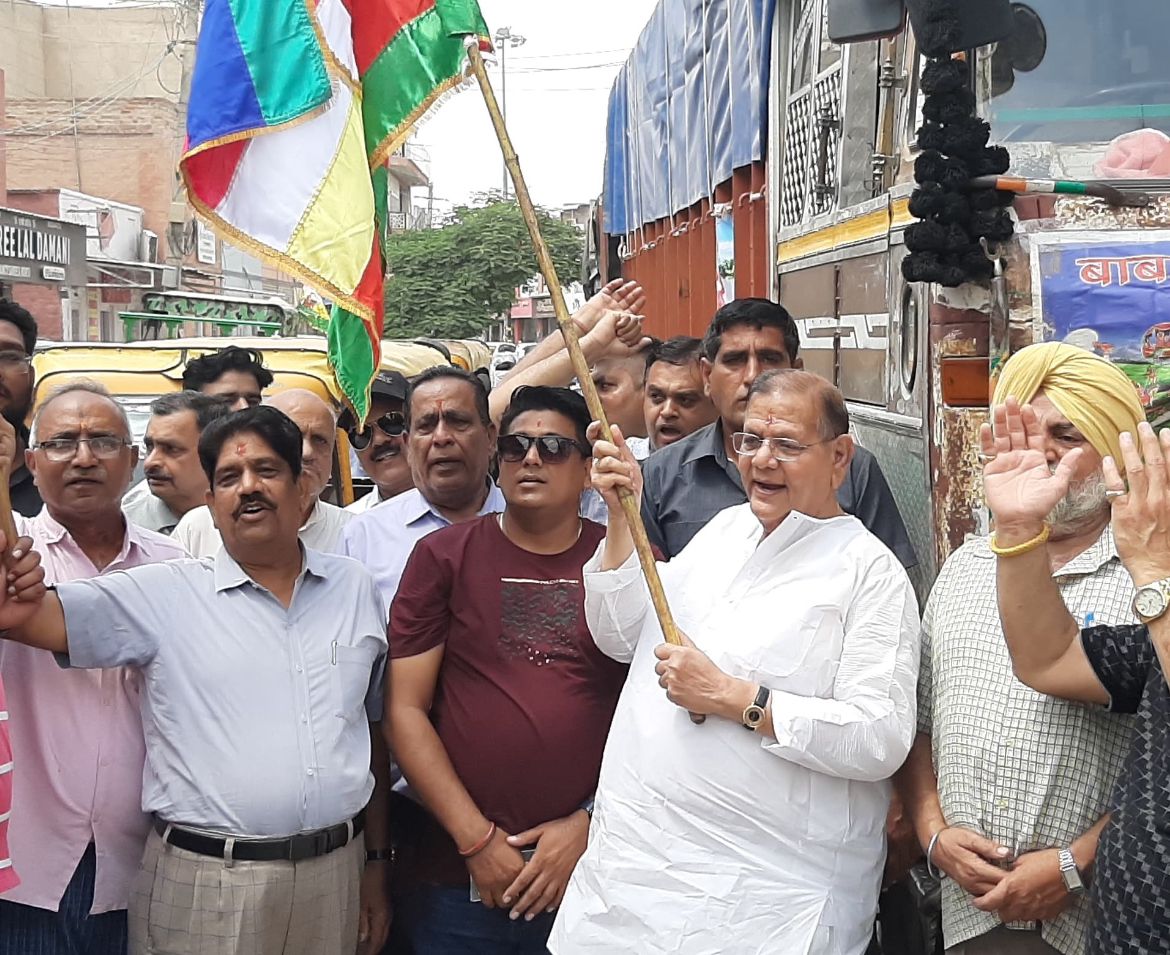 Bikaji Group Director Shivratan Aggarwal (Fanna Babu) with a flag in hand. They see the system of eating in this fair.