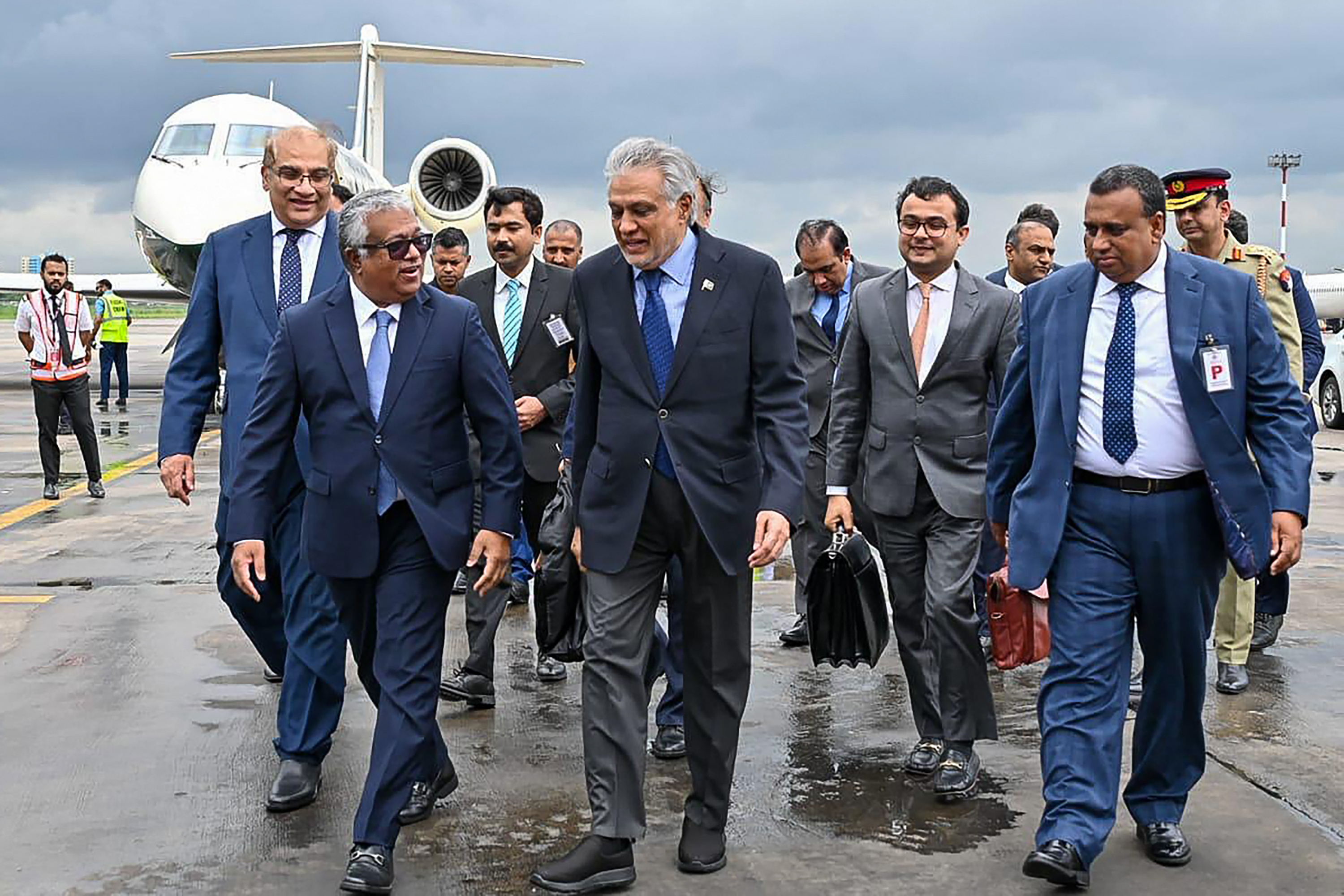 পাকিস্তানের পররাষ্ট্রমন্ত্রী মোহাম্মদ ইসহাক দার শনিবার দু'দিনের রাষ্ট্রীয় সফরে Dhaka াকায় পৌঁছেছেন।