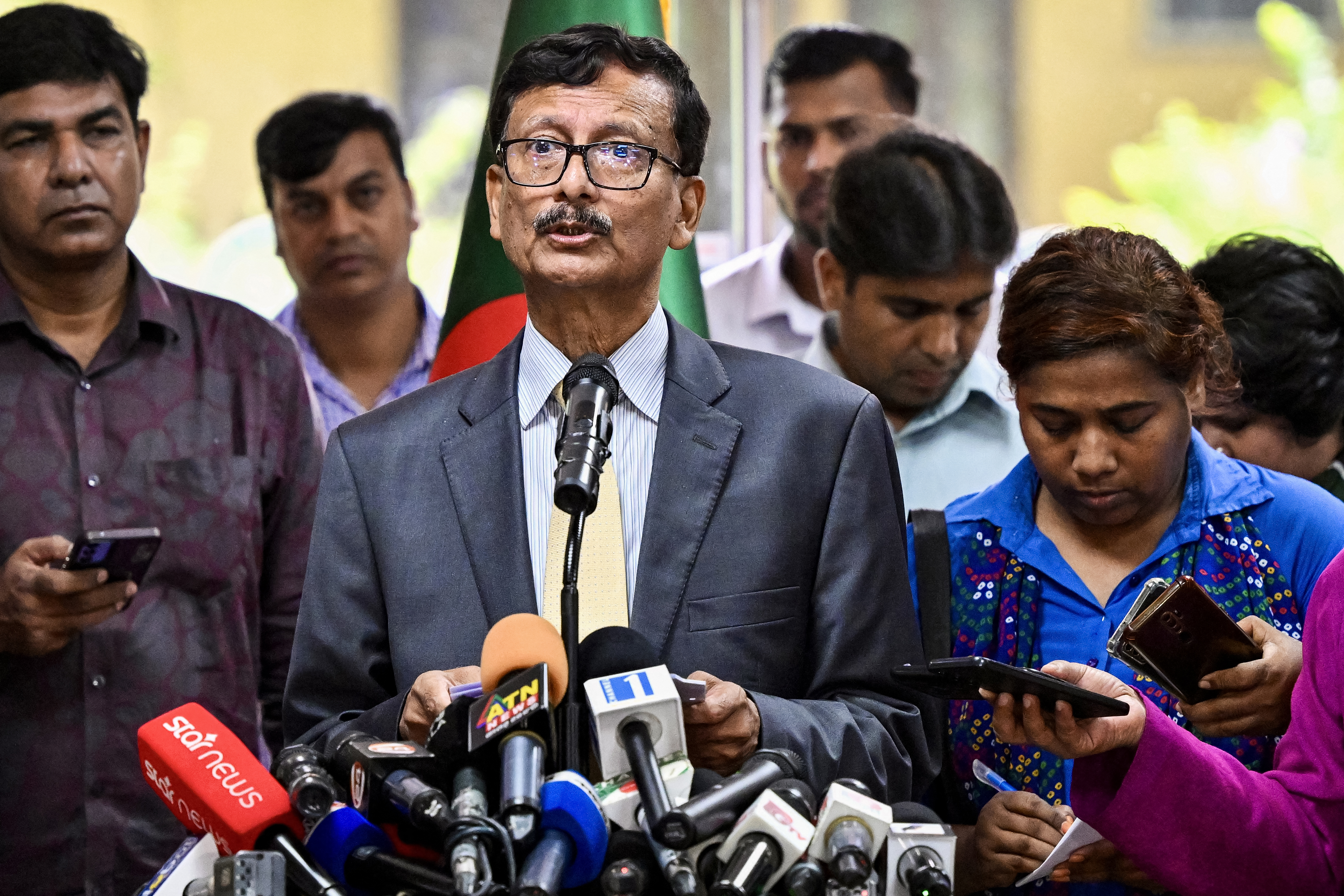 বাংলাদেশের বিদেশী উপদেষ্টা মোহাম্মদ তাউহিদ হুসেন প্রেসকে সম্বোধন করছেন।