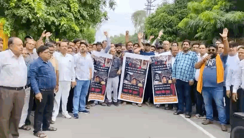 जिला कलेक्टर कार्यालय के बाहर प्रदर्शन करते सिंधी समाज के लोग।