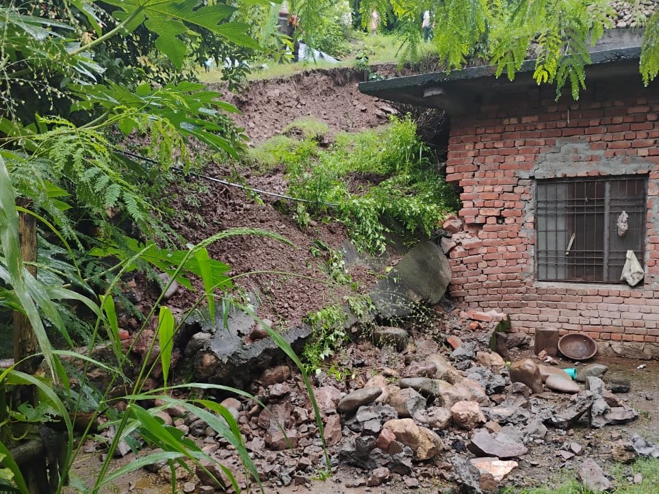 बिलासपुर के मंझेड़ गांव में लैंडस्लाइड से घर को नुकसान