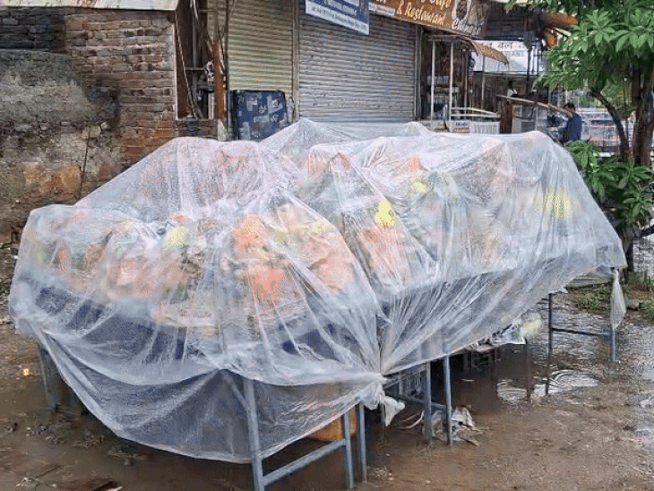 शोभागपुरा सर्कल पर बारिश के बीच गणेश प्रतिमाओं को इस तरह से सुरक्षित किया।