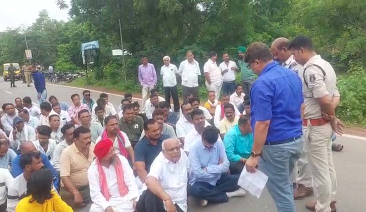 आंदोलनकारियों को समझाईश देने के लिए पहुंचे अधिकारी और पुलिस के जवान