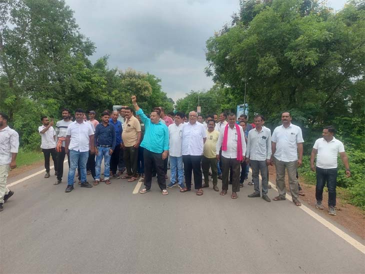 रायगढ़-पुसौर रोड पर खाद के लिए किसान चक्काजाम करते हुए