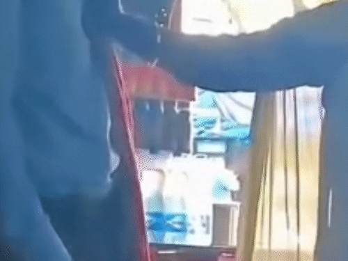 शराबी युवक ने पैर छूकर मांगी माफी