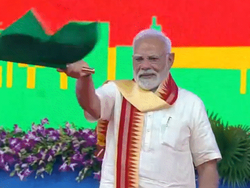 प्रधानमंत्री नरेंद्र मोदी ने सोमवार को अहमदाबाद में करीब 1,400 करोड़ रुपए के कई रेल प्रोजेक्ट्स को हरी झंडी दिखाई।
