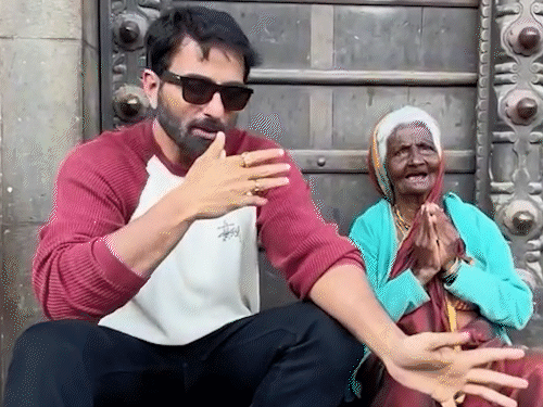 वृद्ध महिलेच्या गाण्याने प्रभावित झाला सोनू सूद: सोशल मीडियावर शेअर केला व्हिडिओ, म्हटले- प्रतिभेला वय नसते