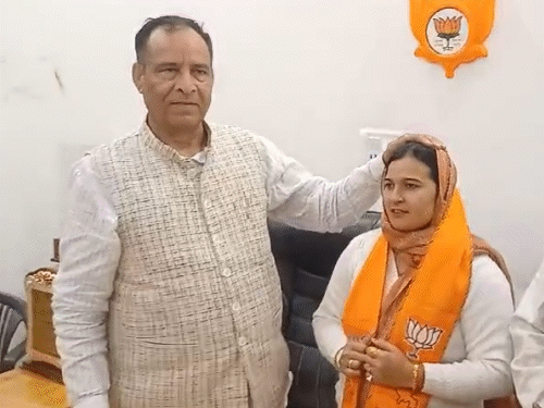 भाजपा प्रदेशाध्यक्ष मोहन लाल बड़ौली काजल देशवाल काे आशीर्वाद देते हुए।