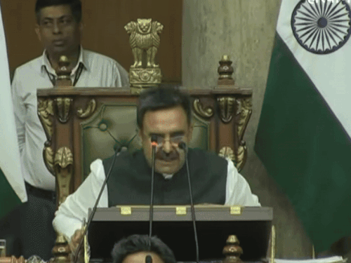 22 अगस्त को पहले दिन की कार्यवाही के दौरान वेल के पास प्रदर्शन करते कांग्रेस विधायक।