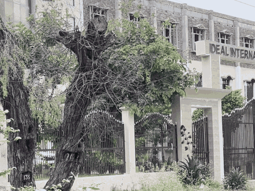 The distance of this ideal nursing college is one and a half kilometers from the school in which Manisha used to teach.