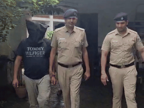 पुलिस की गिरफ्त में पकड़े गए आरोपी