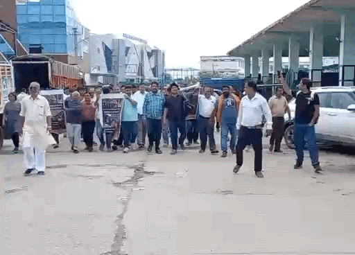 ज्ञापन देने जाते सिंधी समाज के लोग।