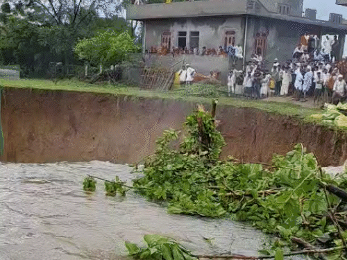 तस्वीर, रविवार सुबह की है, यहां तेज बारिश के बाद 80 फीट गहरा गड्ढा बन गया था। प्रकृति के आगे बेबस खड़े ग्रामीण अपना आशियाना ढहते देखते रहे।