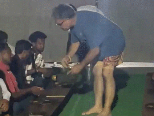 London businessman Pradeep Sood Ramdevra organizes service camps in Nokhara village of Bikaner for pedestrians. Here he himself is engaged in service.