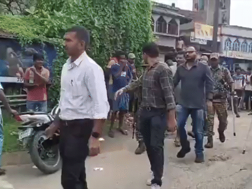 ED की टीम बाद में साहा के कपड़े बदलवाकर उन्हें लेकर गई।