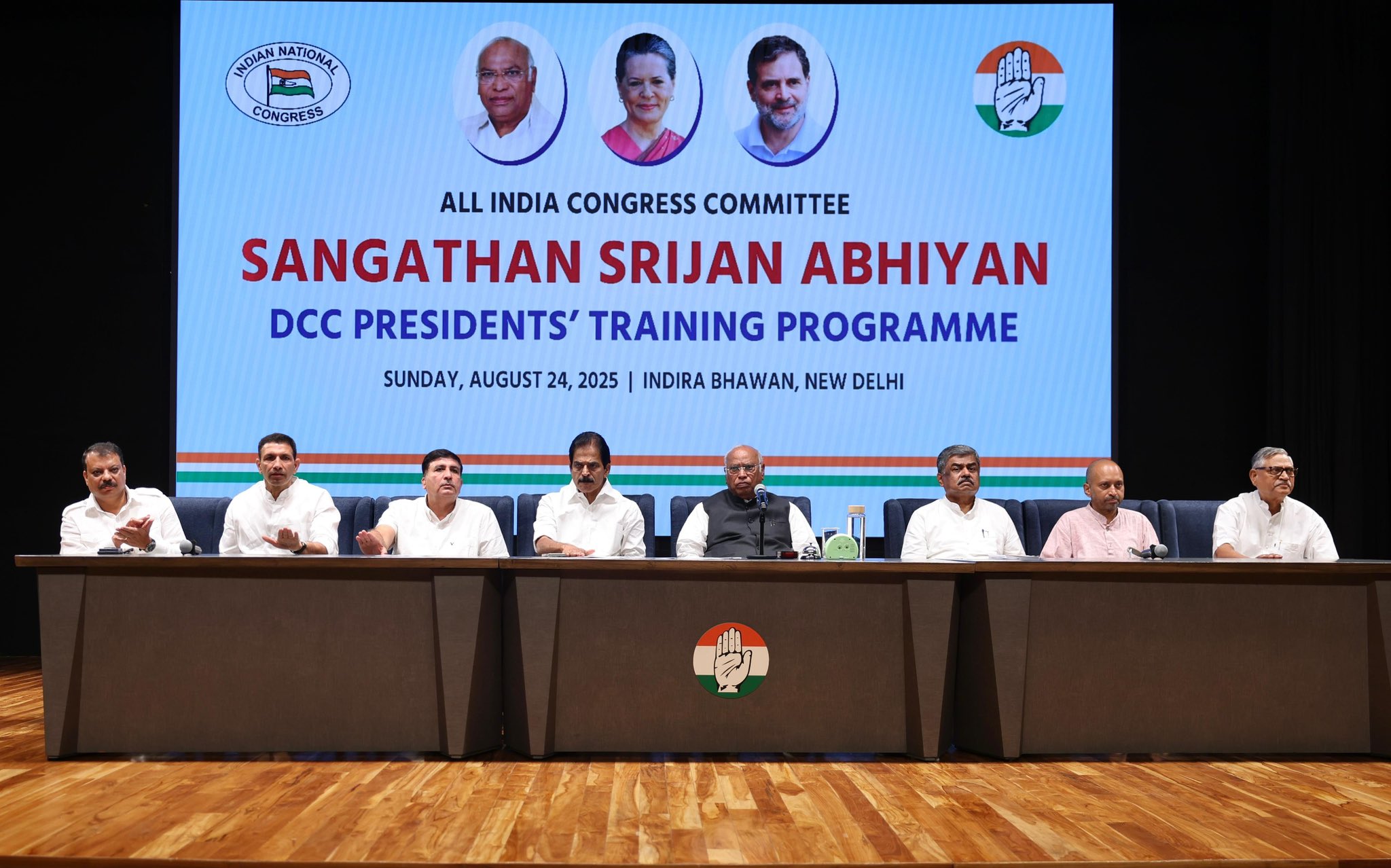 मीटिंग में शामिल कांग्रेस के राष्ट्रीय अध्यक्ष मल्लिकार्जुन खड़गे और अन्य नेता।
