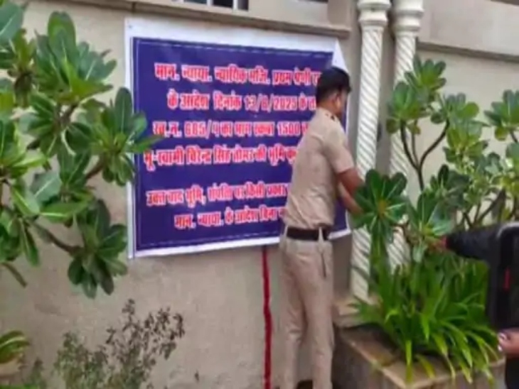 सूदखोर तोमर ब्रदर्स के बंगले में कुर्की का नोटिस लगाते पुलिसकर्मी।