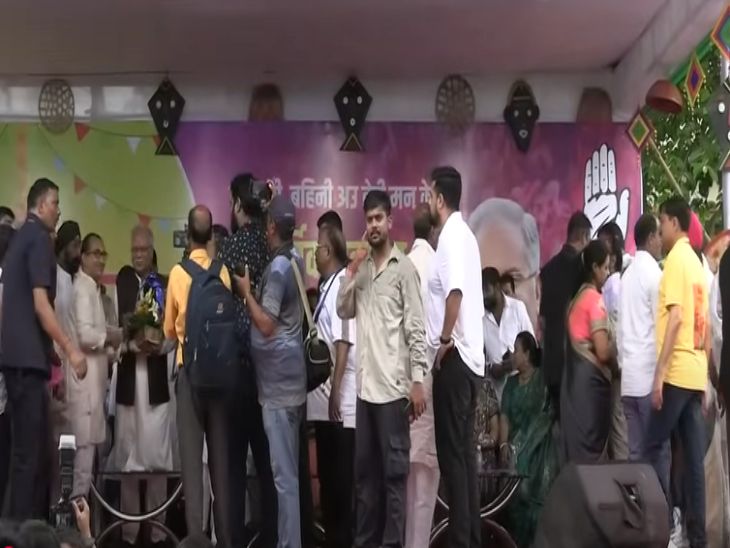 भूपेश बघेल को तोहफा देने और बधाई देने वालों की सुभाष स्टेडियम में लगी भीड़।