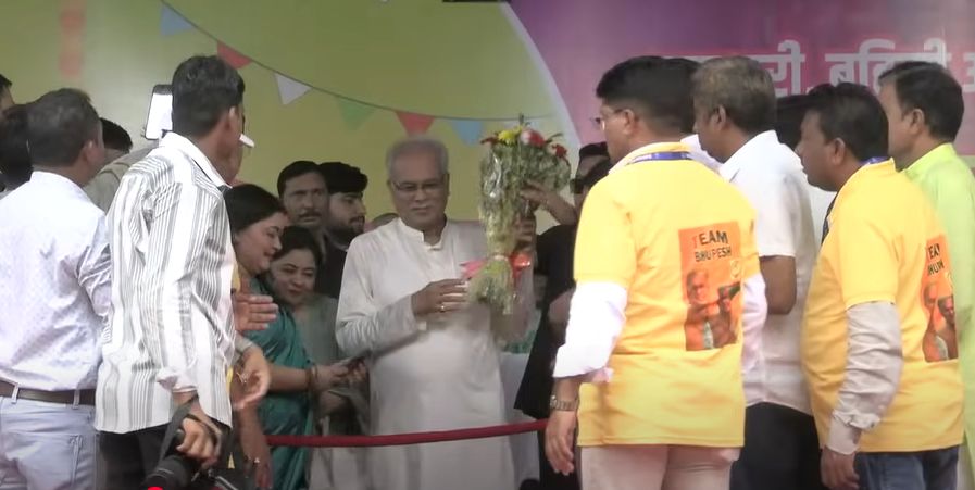 पूर्व CM भूपेश बघेल को गुलदस्ता और अन्य तोहफा देते हुए कांग्रेस नेता और कार्यकर्ता।