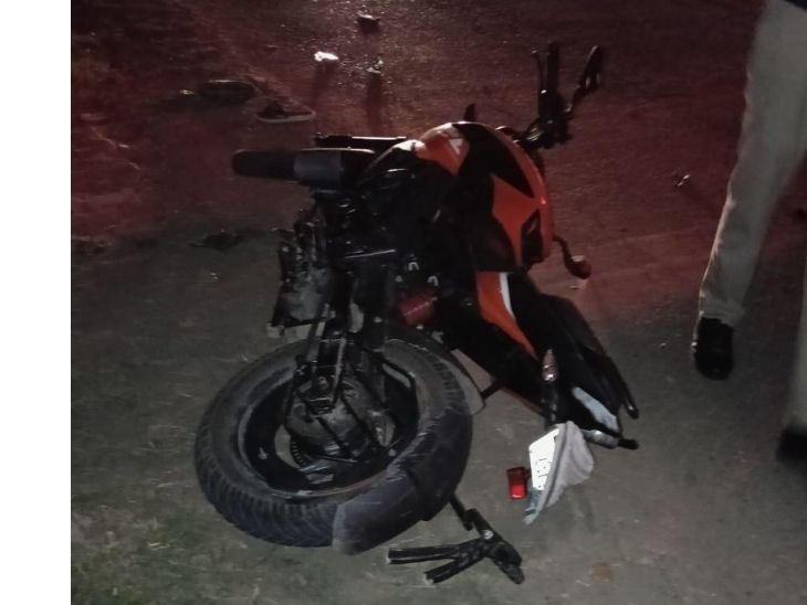 टक्कर लगने के बाद क्षतिग्रस्त हुई बाइक।