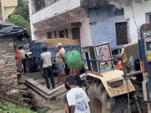 ग्रामीणों का कहना है कि बेलगाम बजरी माफिया रात दिन गांव से तेज स्पीड से ट्रैक्टर-ट्रॉलियां निकालते है, जिनसे उन्हें जान का खतरा बना रहता है।