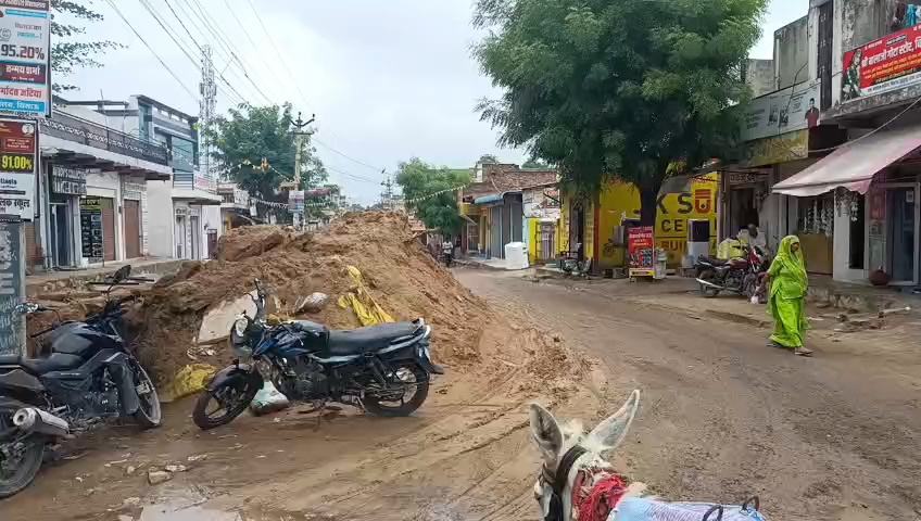 शहर में लगा मिट्टी का ढेर, राहगीरों को परेशानी।