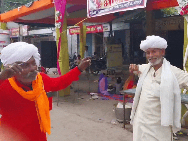 बाबा के जातरूओं का इस तरह आनंद कदम-कदम पर दिखाई दे रहा है। जहां डीजे पर बजते भजनों की धुन पर बाबा के ये श्रद्धालु मस्ती में झूमते दिखाई दे रहे हैं।