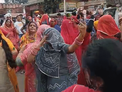 यह पदयात्रा भजनों और ढोल-नगाड़ों की धुन के साथ शुरू हुई। पदयात्रा में महिलाएं नाचती गाती नजर आईं।