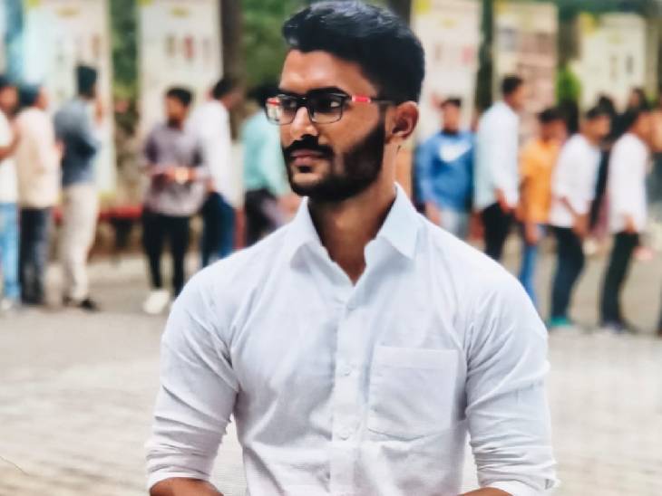 ये फोटो दीपक की है, जिसने फांसी लगाकर जान दे दी।