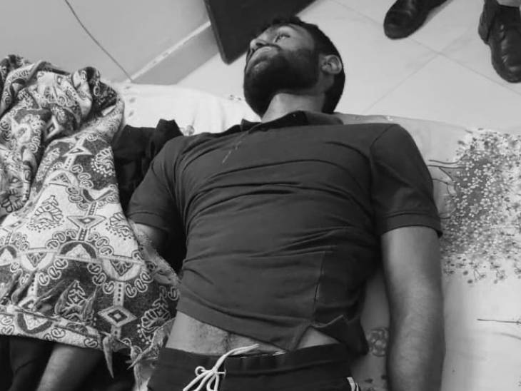 कमरे के अंदर दीपक चौधरी फांसी पर लटका मिला। उसका कमरा अंदर से बंद था।