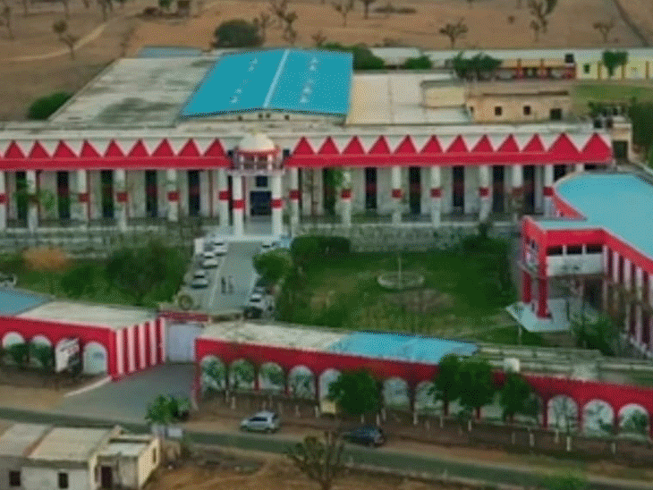 संगीता कड़वासरा ने चूरू के राजगढ़ स्थित OPJS यूनिवर्सिटी में ऑब्जर्वर के रूप में काम किया था।