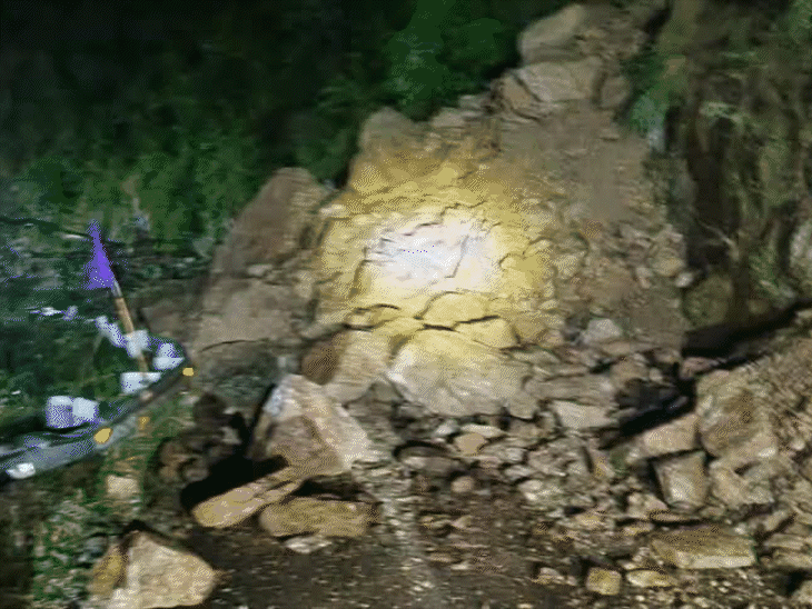 Road in Maihla on Pathakot-Bhramaur NH