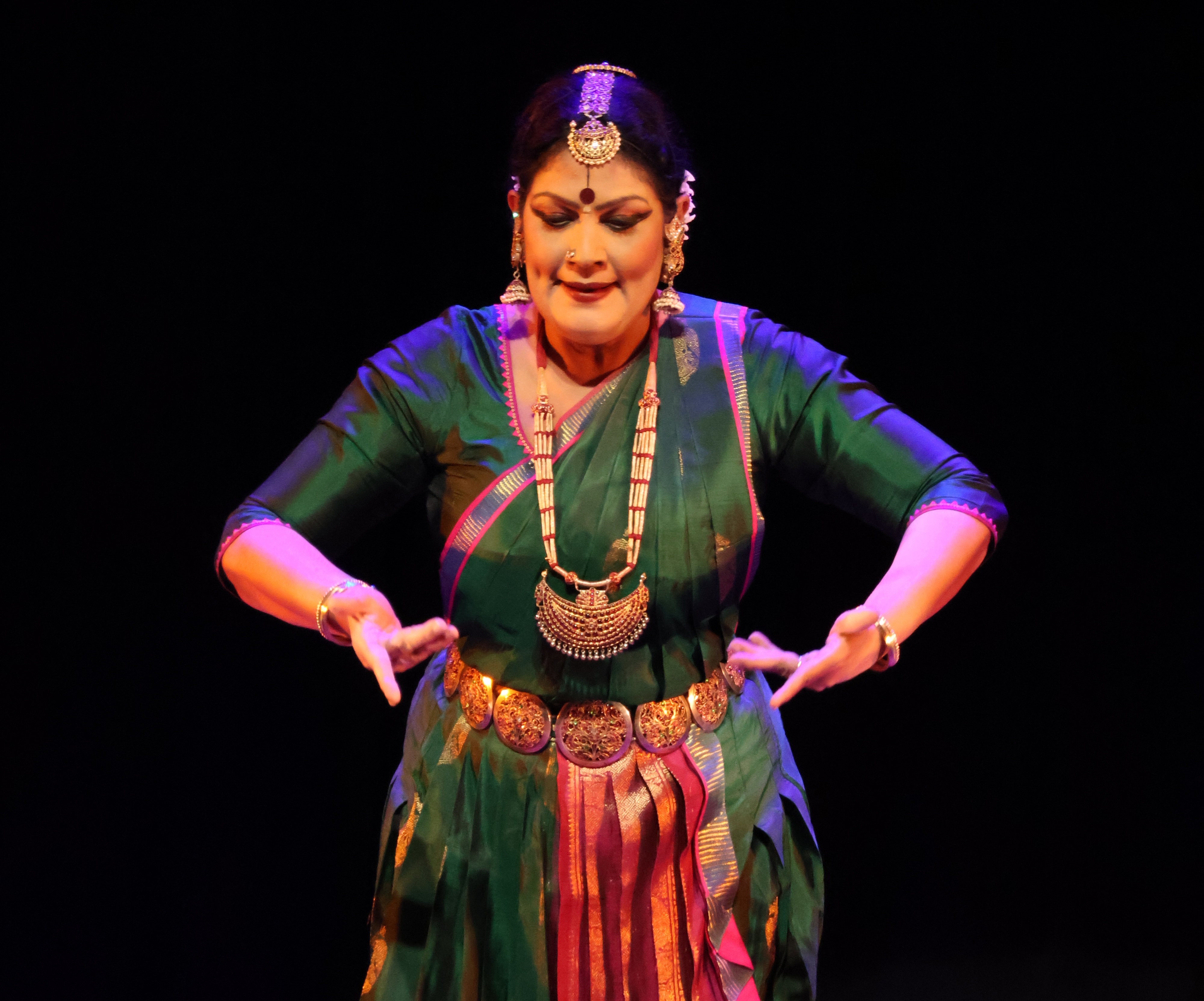 कभी मंच पर भगवद्गीता के श्लोक भावपूर्ण मुद्राओं में जीवित हो उठे, तो कभी भागवत पुराण और देवी परंपरा की कथाएं।