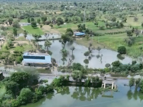 नेशनल हाईवे, खेत और स्कूल के खेल मैदान में भरा पानी।
