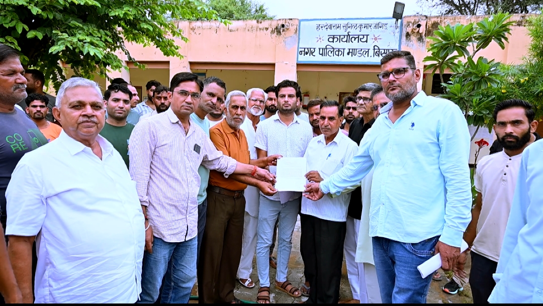 बिसाऊ कस्बे में लोगों ने पालिका के ईओ को ज्ञापन दिया और जल्द समाधान की मांग की।