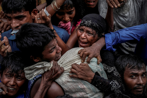 बांग्लादेश के कॉक्स बाजार के एक शिविर में खाने के लिए संघर्ष करते रोहिंग्या शरणार्थी।