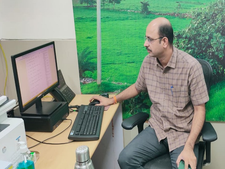उदयपुर मूें वरिष्ठ नागरिक तीर्थ यात्रा योजना के तहत लॉटरी निकालते एडीएम प्रशासन दीपेंद्रसिंह राठौड़।