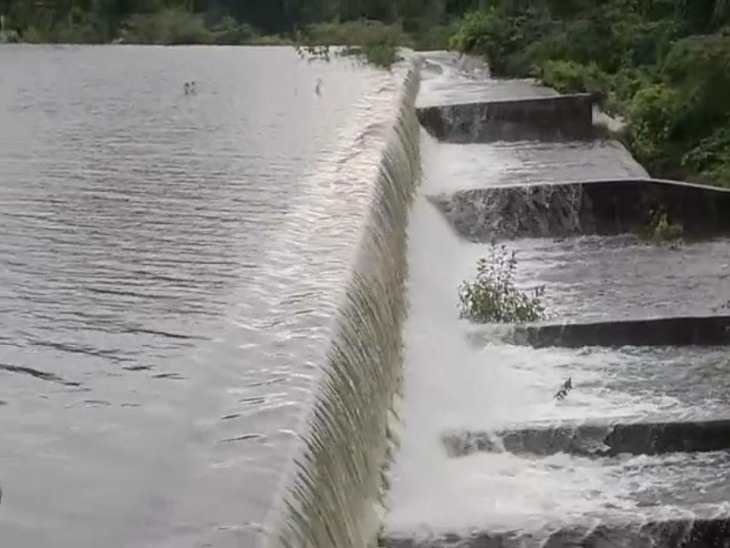 सिलीसेढ़ बांध चार इंच चल रहा