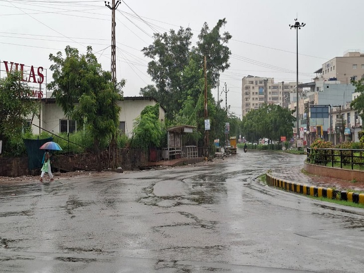 उदयपुर के शोभागपुरा चौराहा पर तेज बारिश के चलते सुबह के समय पैदल चलने वाले लोगों की आवाजाही नहीं के बराबर थी, सिर्फ गाड़ियां गुजर रही थी।