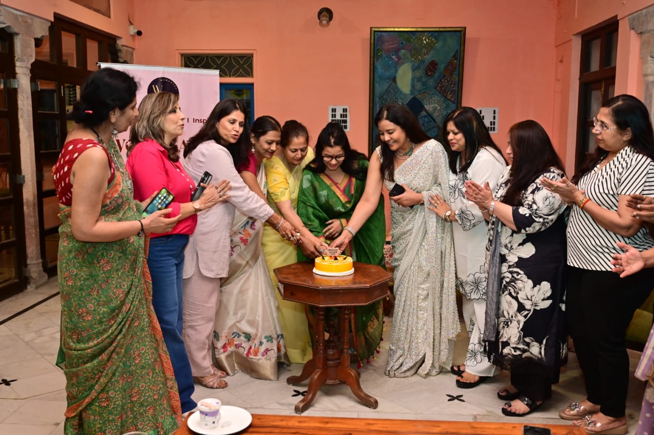 सीजन 2 की नई शुरुआत का जश्न केक कटिंग से मनाया गया।