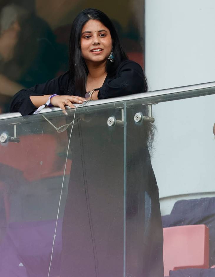 इकाना में मैच के दौरान रिंकू सिंह की मंगेतर प्रिया सरोज उन्हें चीयर करते हुए नजर आईं।