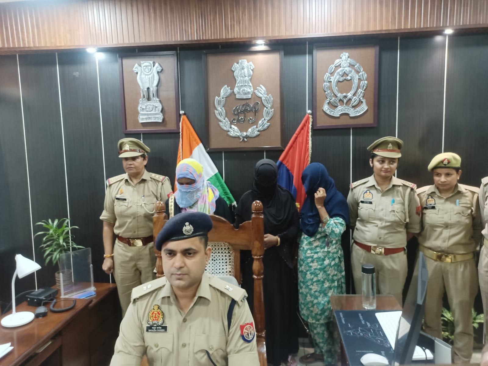 पुलिस की गिरफ्त में ये बांग्लादेशी मुनारा बी और उसकी दोनों बहने हैं।